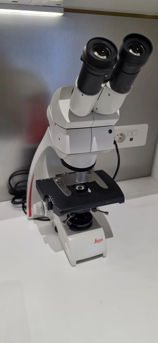 Microscope opératoire du cabinet